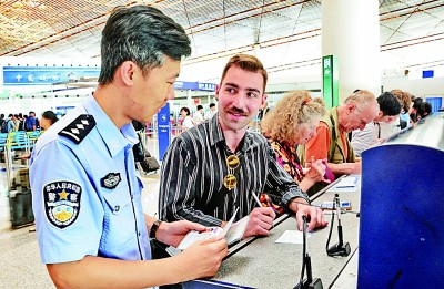 大调研·我们在行动 | 这个夏天，外国游客“海”了！国内旅游如何接招？